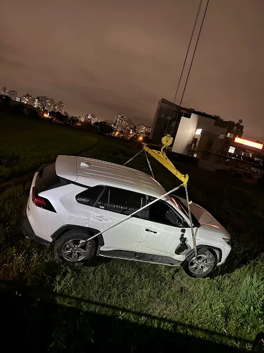 車輛陷入草地後以吊掛方式救援